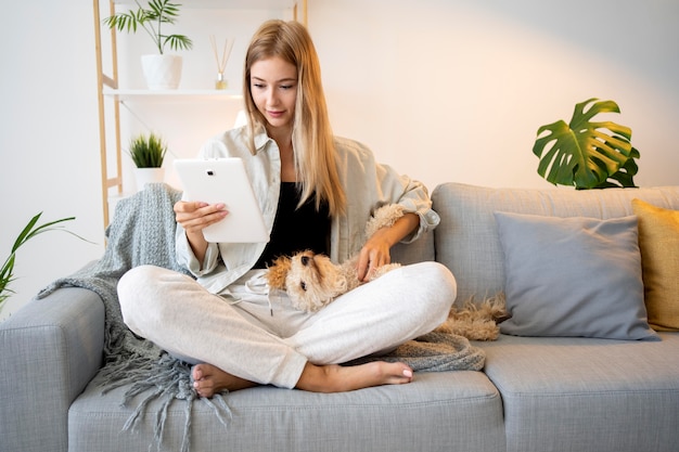 Femme complète avec tablette et chien