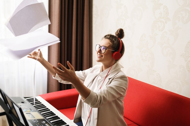 Une femme compositrice a eu une inspiration lors d'une écriture musicale