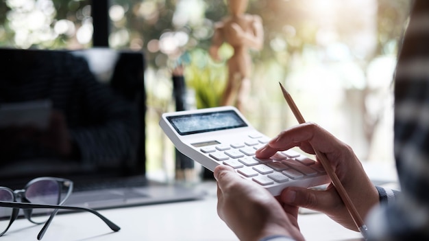 Femme comptable ou banquier à l'aide d'une calculatrice dans un bureau rétro.