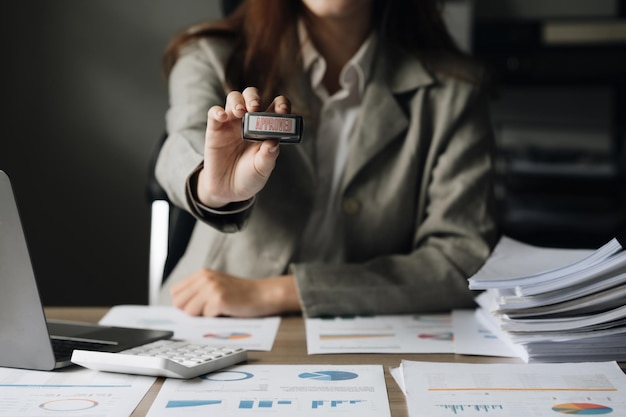 Femme comptable d'entreprise estampage à la main sur le concept de financement du formulaire de contrat approuvé