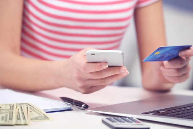 Femme comptant de l'argent et faisant des calculs