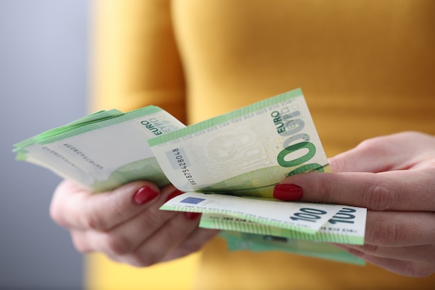 La Femme Compte Cent Billets En Euros. Concept De Paie