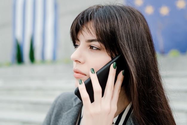 Femme Concentrée Parlant Au Téléphone