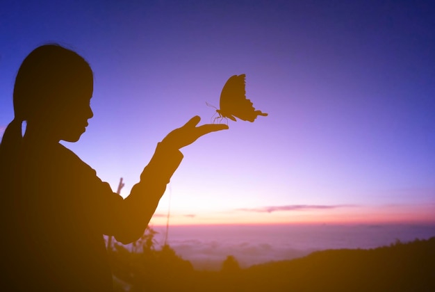 Photo femme avec le concept de paix des papillons