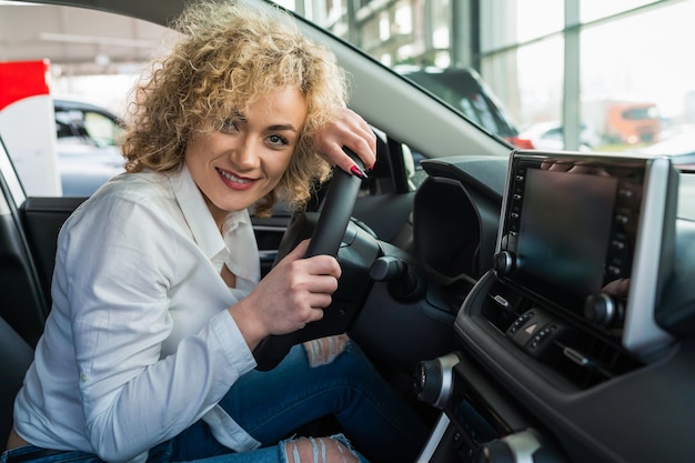 Femme en concession automobile