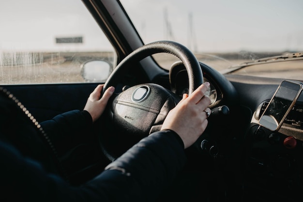 femme, conducteur voiture, mains, volant