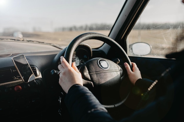 femme, conducteur voiture, mains, volant