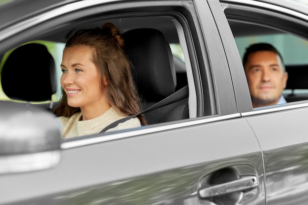 femme conductrice conduisant une voiture avec un passager masculin