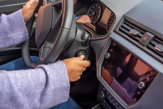 Femme conductrice démarrant la voiture