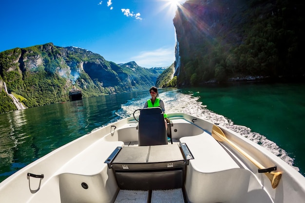 Femme conduisant un bateau à moteur. Fjord de Geiranger, Belle Nature Norvège.Vacances d'été.