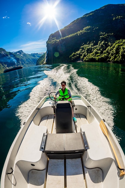 Femme conduisant un bateau à moteur. Fjord de Geiranger, Belle Nature Norvège.Vacances d'été.