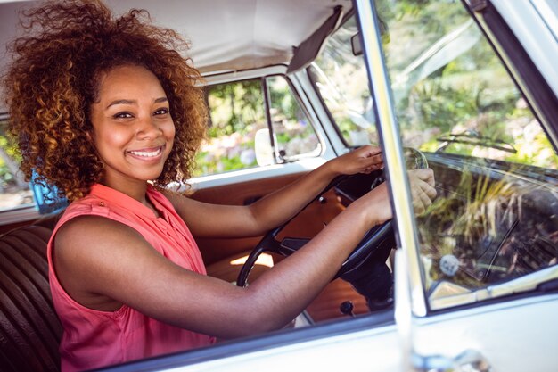 Femme conduisant un camping-car