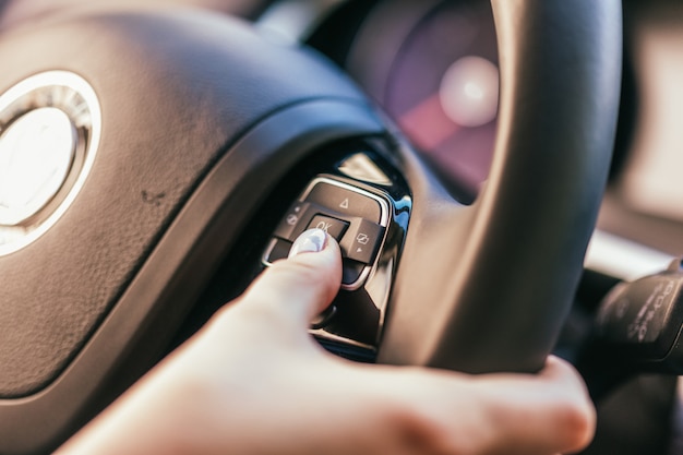 Femme conduisant une voiture