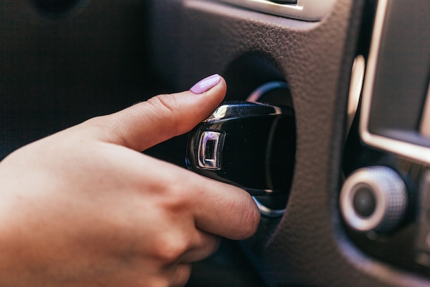 Femme conduisant une voiture