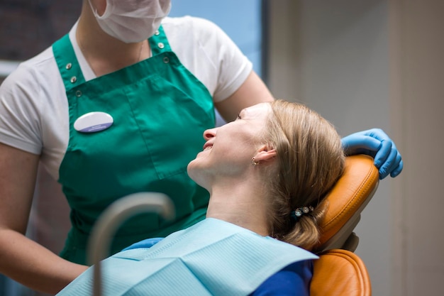 Une femme confiante à l'hôpital
