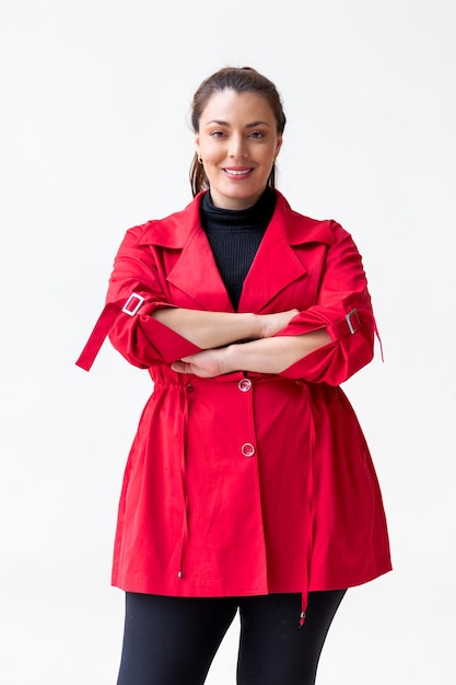 Photo femme confiante en rouge avec un regard expressif les bras croisés