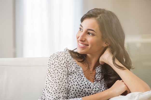 Photo femme confiante se détendre sur le canapé à la maison