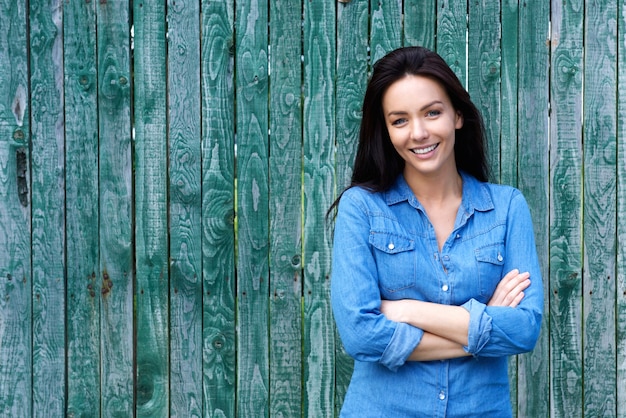 Femme confiante souriant avec les bras croisés