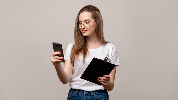 Femme confiante de la technologie mobile de chat d'affaires