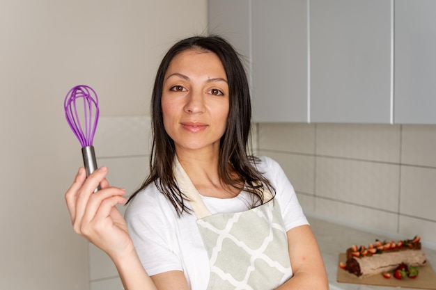 Femme confiseur en tablier se préparant à cuisiner Chef mélangeant les ingrédients