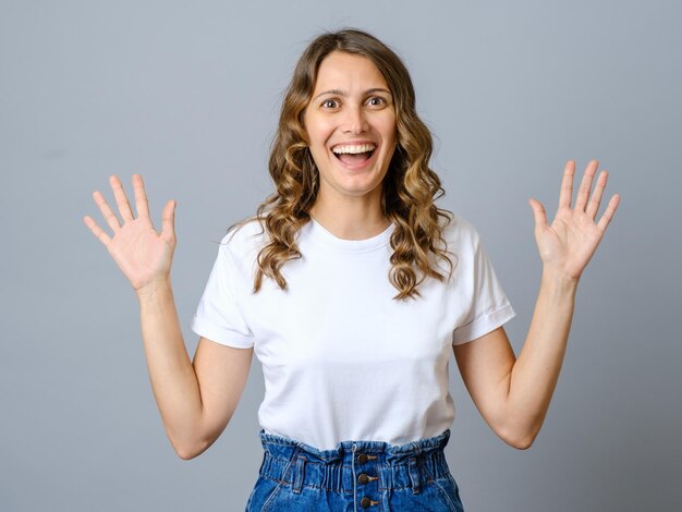 Une femme confuse étend les mains sur les côtés.