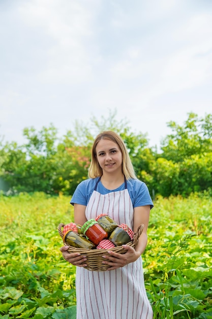 Une femme conserve des légumes dans des bocaux Mise au point sélective