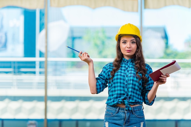 Femme constructeur prenant des notes sur un chantier de construction