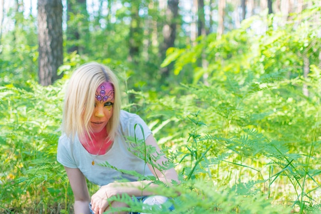 Femme de conte de fées forêt fée elfe dans la forêt