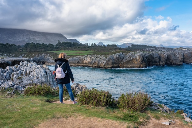 Femme contemplant le paysage idyllique d'une falaise dans le nord de l'Espagne Asturies