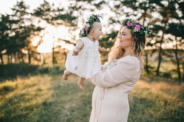 Femme de contenu avec une fille nouveau-née