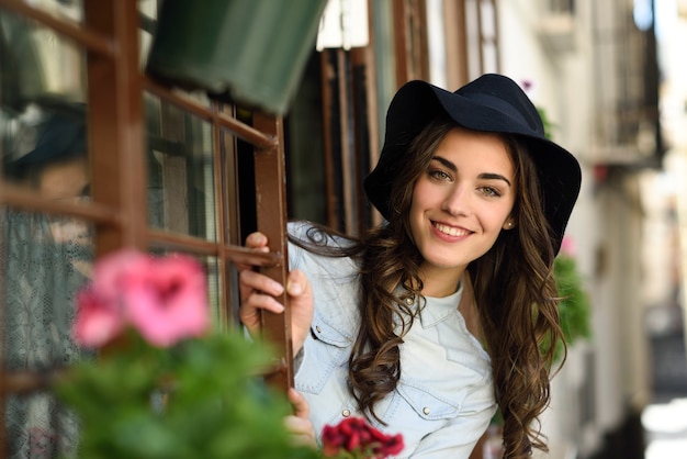 Femme en contexte urbain portant des vêtements décontractés