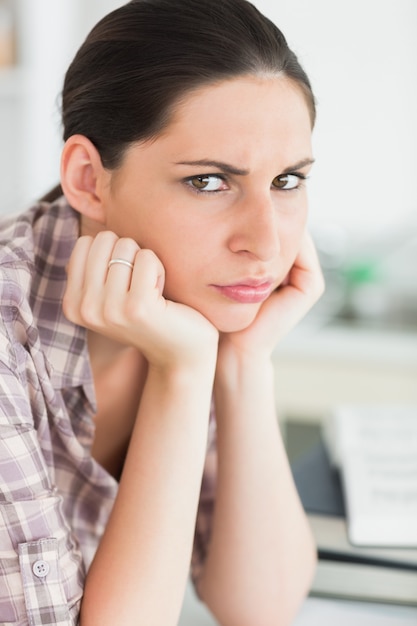 Femme contrariée en regardant la caméra