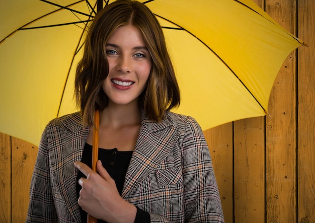 Femme contre bois avec parapluie