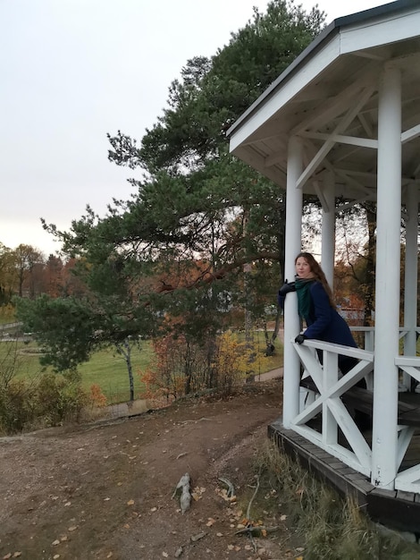 Photo une femme contre le ciel