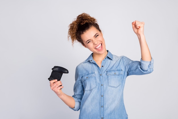 femme avec contrôleur de tenue de coiffure à la mode