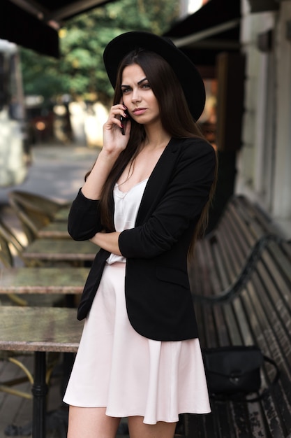 Femme, conversation, cellule, téléphone