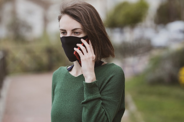 Femme, conversation, téléphone, coronavirus, masque