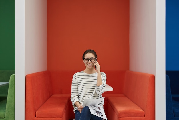 Femme, conversation téléphone