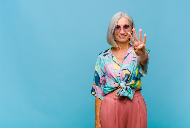 Femme cool d'âge moyen avec de beaux cheveux isolés