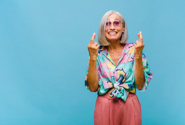 Femme cool d'âge moyen avec de beaux cheveux isolés