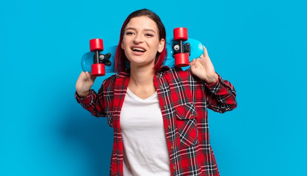 Femme cool cheveux roux avec une planche à roulettes