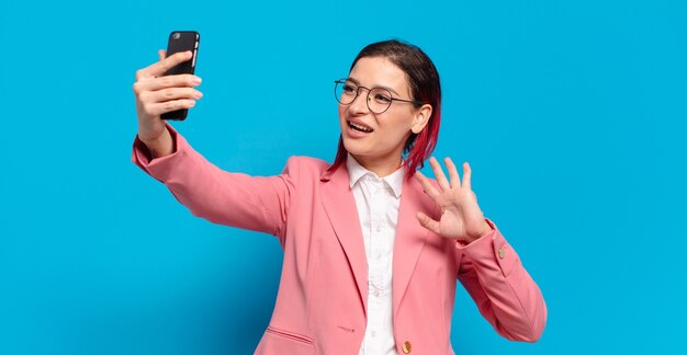 Femme cool cheveux roux avec un téléphone intelligent