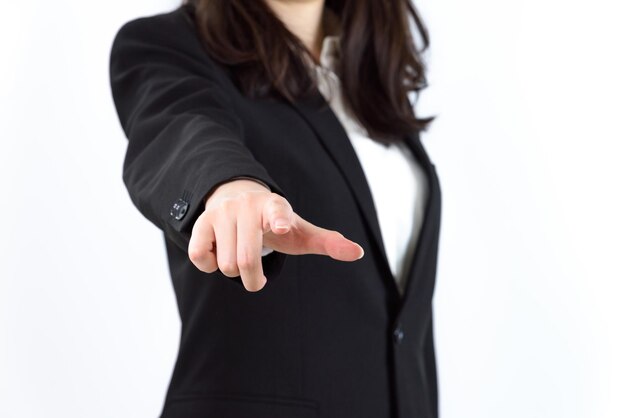 Une femme coréenne en costume qui dirige une entreprise