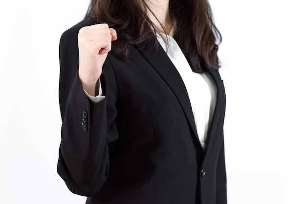 Une femme coréenne en costume qui dirige une entreprise