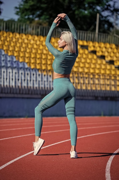 Femme Avec Un Corps De Fitness Sexy En Tenue De Sport S'entraînant Sur La  Mode Sportive Du Stade