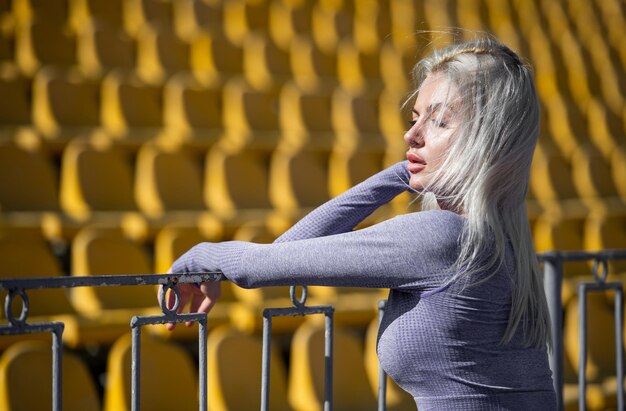 Femme Avec Un Corps De Fitness Sexy En Tenue De Sport S'entraînant Sur La  Mode Sportive Du Stade