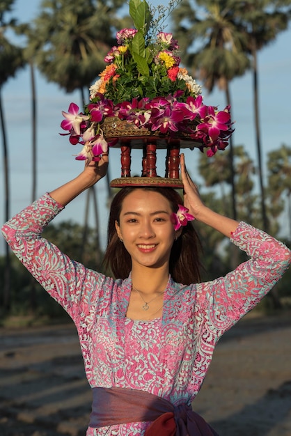 Femme en costume de bali Robe nationale indonésienne le matin