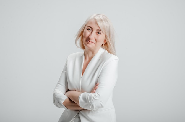 une femme en costume blanc sur fond blanc