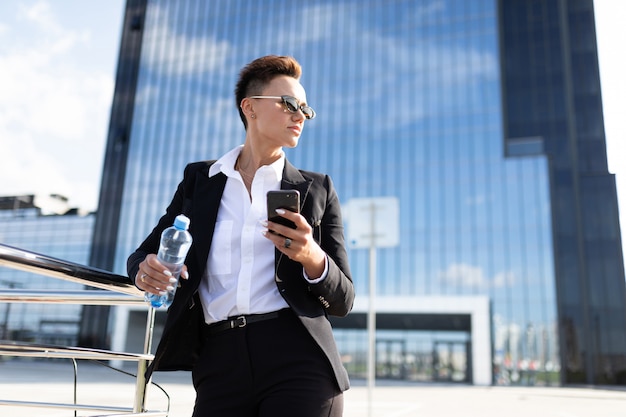 Femme en costume de bureau a pris rendez-vous et attend un collègue