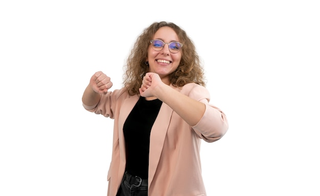 Femme en costume danse isolé sur blanc